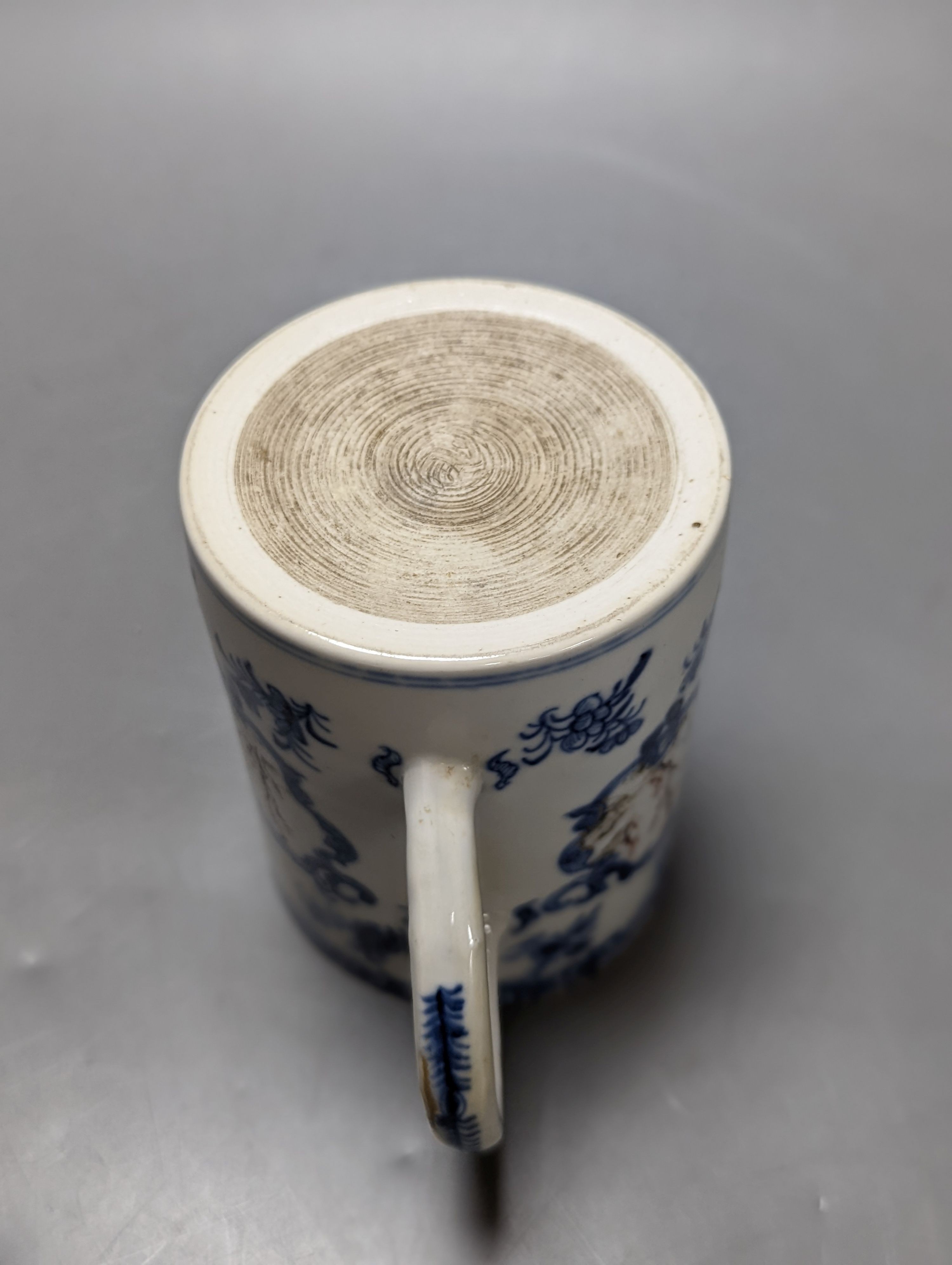 A Chinese export famille rose mug, Qianlong period, H. 11.5cm